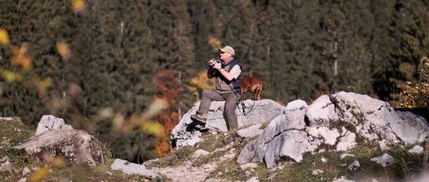 Luzern Tourismus - Jäger mit Hund in den Bergen