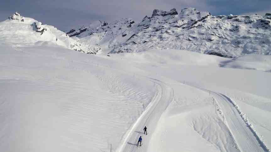 Luzern Tourismus - Skifahrer Abfahre Piste Berge